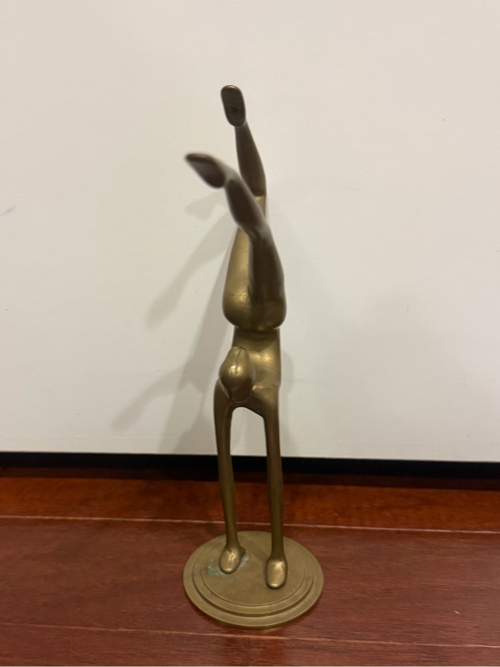 Vintage Mid-Century Modern Stylized Brass Gymnast Figurine on Pedestal Base 8.8” - Picture 3 of 9